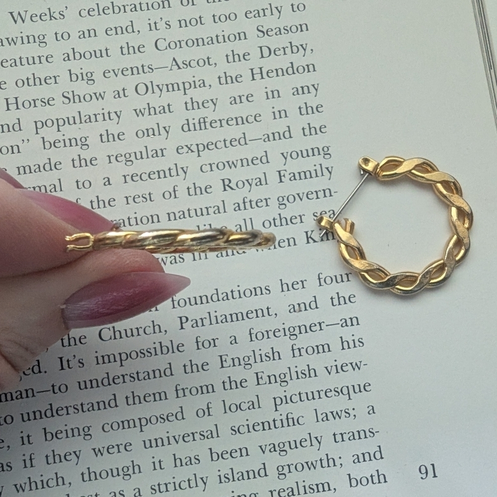 Elegant Goldtone Hoop Earrings - Picture 4 of 9